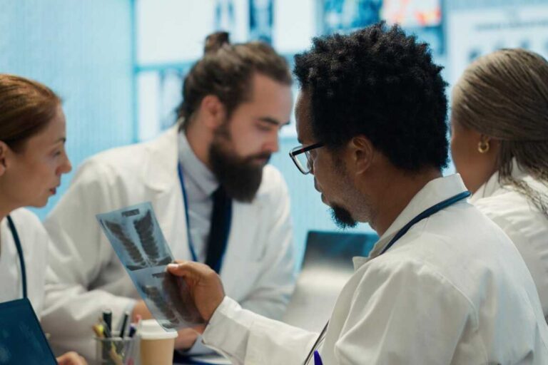 Como desenvolver habilidades médicas além da teoria e se destacar na prática