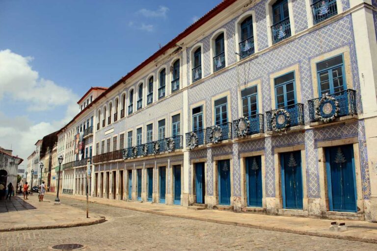 Riqueza do Centro Histórico e criatividade nos azulejos