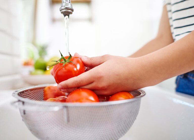 Os cuidados essenciais na higienização de alimentos frescos