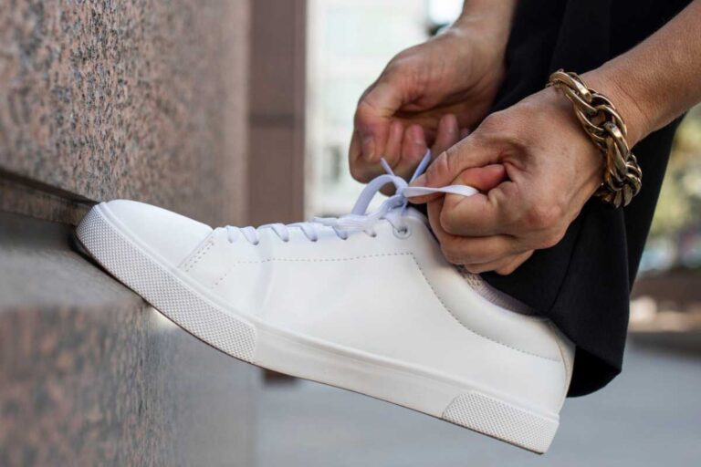 Como escolher o calçado ideal para quem passa o dia inteiro em pé Como escolher o calçado ideal para quem passa o dia inteiro em pé