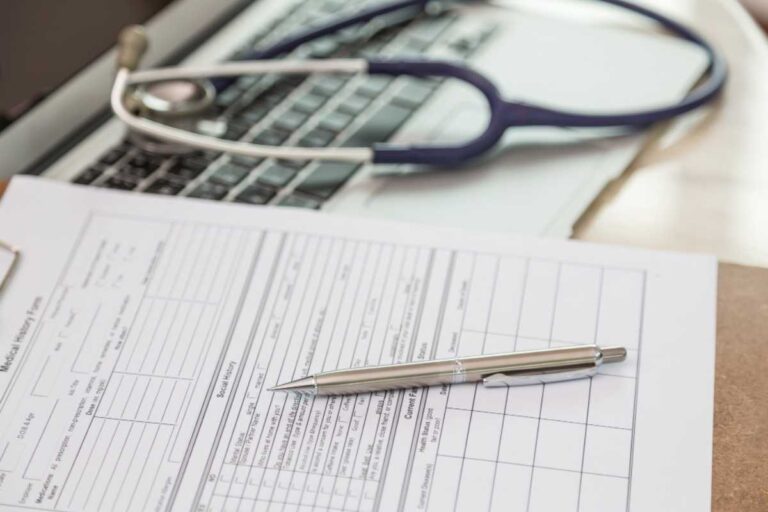 Como funciona a prova prática do Revalida? Guia de estações médicas